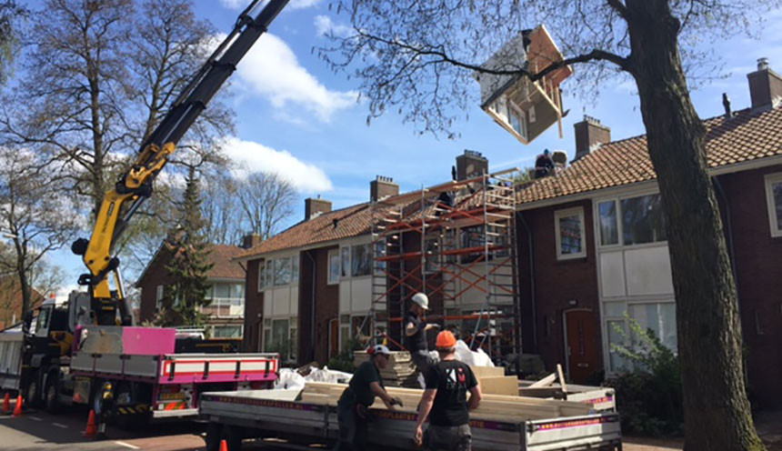 Dakopbouw Amstelveen wordt omhoog gehesen met hijskraan.