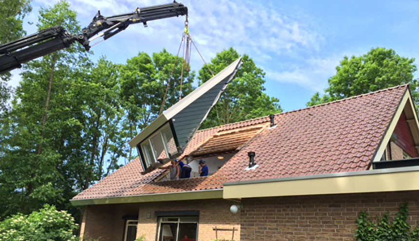 Prefab dakkapel Wognum met de hijskraan bijna op het dak.