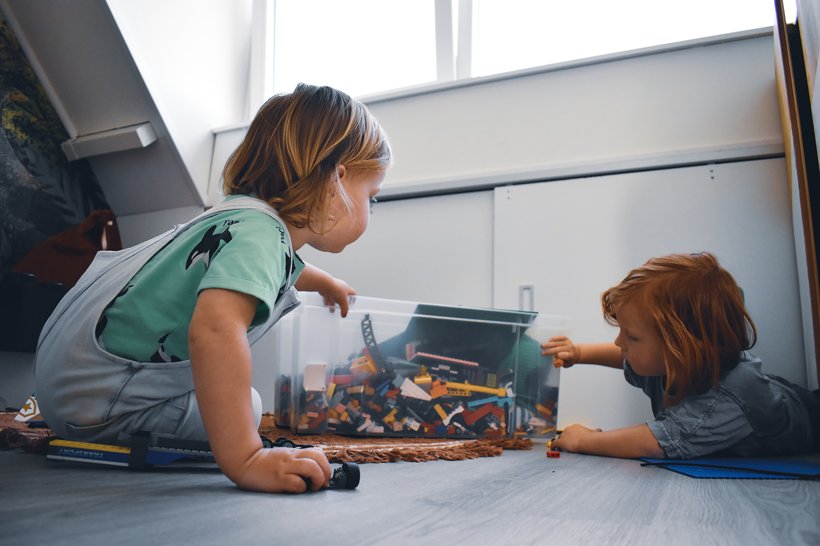 Dakkapel garantie. Kinderen spelend bij dakkapel.