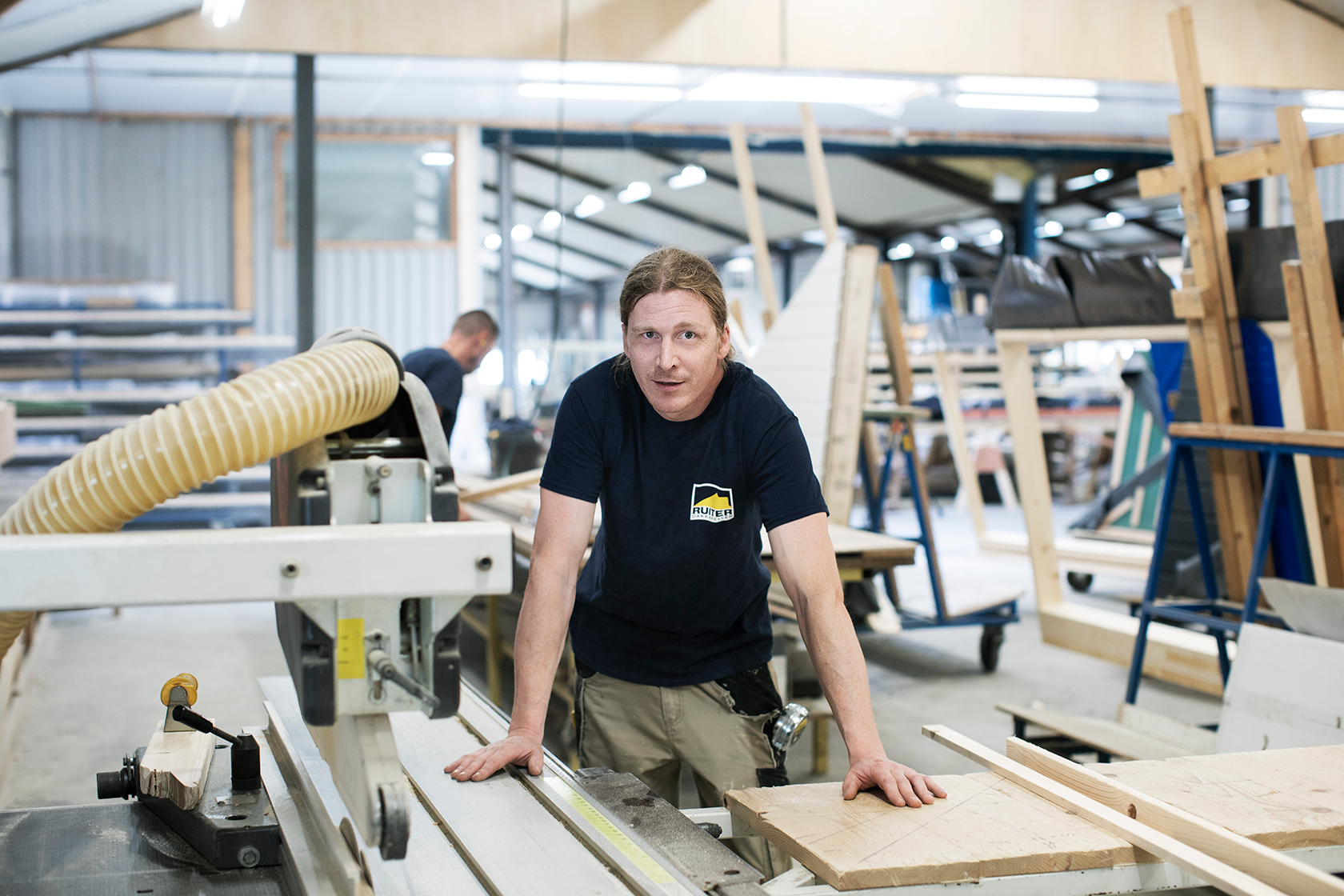 Ruiter Dakkapellen medewerker in de fabriek